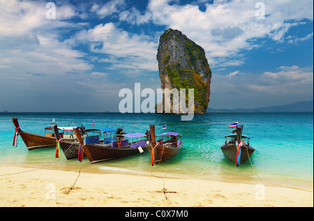 Tropical Beach, tradizionale longtail barche, sul Mare delle Andamane, Thailandia Foto Stock