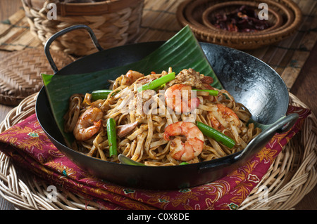 Char kway teow.mescolare noodles fritti sulla foglia di banano. Il sud est asiatico il cibo Foto Stock