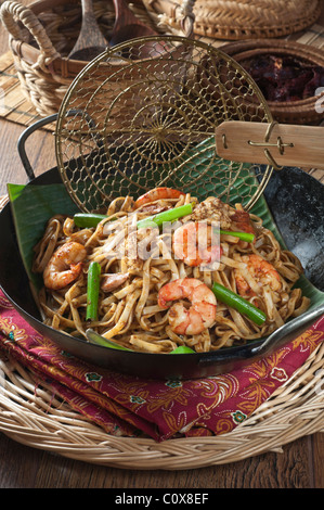 Char kway teow.mescolare noodles fritti sulla foglia di banano. Il sud est asiatico il cibo Foto Stock