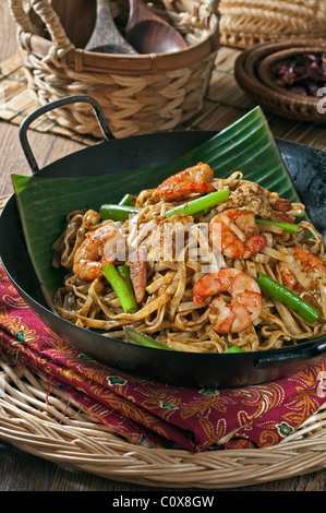 Char kway teow.mescolare noodles fritti sulla foglia di banano. Il sud est asiatico il cibo Foto Stock