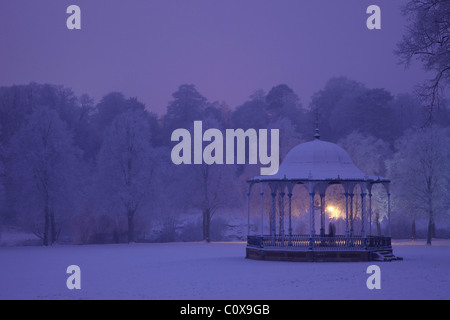 Bandstand, Parco di cava, in inverno la neve, sera, Shrewsbury, Shropshire, Inghilterra, UK, Regno Unito, GB Gran Bretagna British Foto Stock