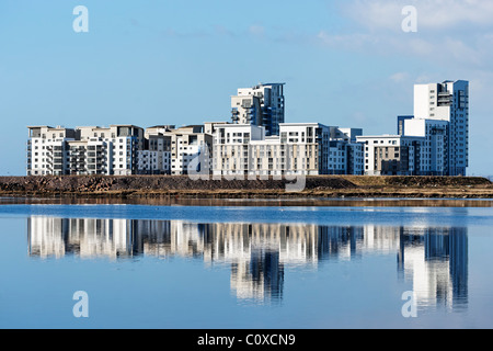 Blocchi di appartamenti in Leith's Western Harbour frangiflutti. Leith Harbour, Edimburgo, Scozia, Regno Unito. Foto Stock
