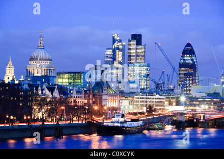 Skyline della città visualizzate sul fiume Tamigi al crepuscolo; crepuscolo; Londra; Regno Unito Foto Stock