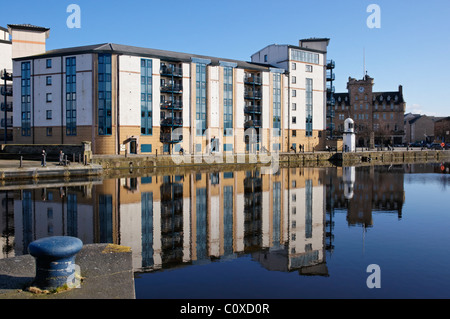 Moderno appartamento blocchi a fianco l'acqua di Leith, Leith, Edimburgo, Scozia, Regno Unito Foto Stock