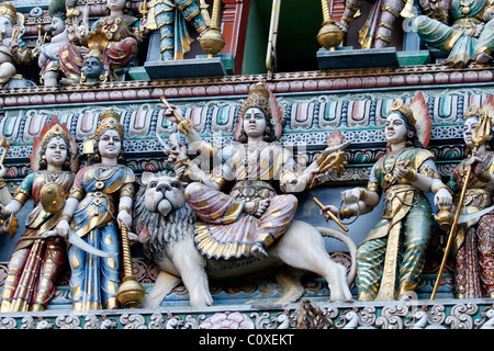 Le statue sulla sommità dello Sri Veeramakaliamman tempio sulla Serangoon Road in Singapore Foto Stock