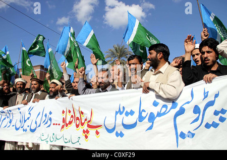 Gli attivisti del Jamat-e-Islami (JI) chant slogan contro l'aumento dei prezzi dei prodotti petroliferi durante la manifestazione di protesta Foto Stock