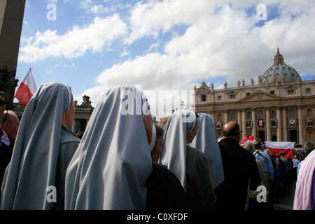 Pellegrini in Vaticano Piazza Roma, Italia Foto Stock