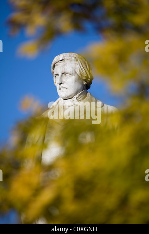 La statua di Herbert Ingram al di fuori di St Botolph's chiesa di Boston Foto Stock