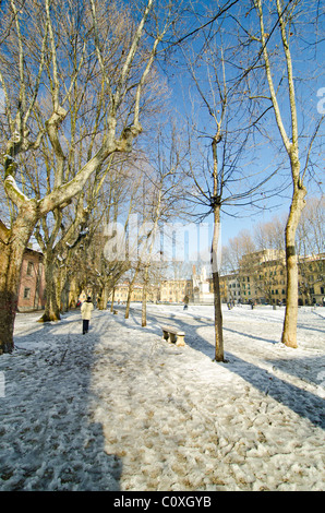 Passeggiando in Pisa dopo una tempesta di neve, Italia Foto Stock