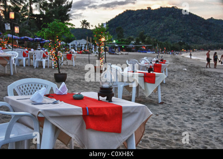 Tavole di ristorante in spiaggia di Chaweng, Koh-Samui, Thailandia Foto Stock