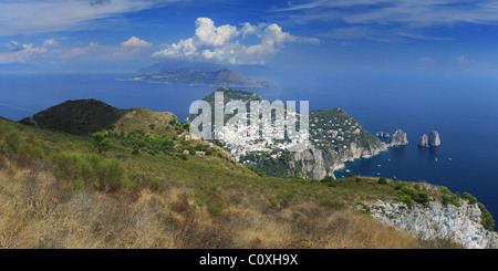 Panoramic view over Capri and the Faraglioni rocks. Taken from Monte Solaro Foto Stock