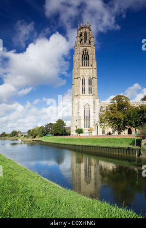 St Botolph's chiesa di Boston, Lincolnshire, e il fiume Haven. La chiesa è conosciuta localmente come il moncone di Boston. Foto Stock