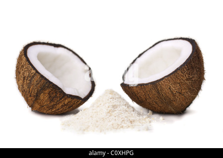 Due metà di noce di cocco con una macinata di noce di cocco in tra - isolato su bianco. Foto Stock