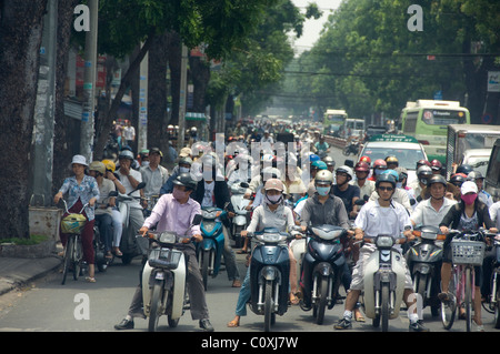 Asia, Vietnam, Ho Chi Minh City (aka Saigon). Tipico centro di scena di strada, il traffico. Foto Stock