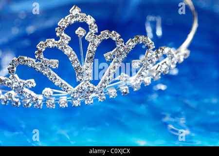 Close-up di foto il diadema di argento con diamanti su un blu sullo sfondo dell'acqua. Profondità di campo aggiunto da lenti macro per nat Foto Stock