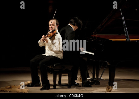 Igudesman & Joo un classico duo di musicisti la cui mostra combinare musica classica e cultura popolare concerto per pianoforte e violino Foto Stock