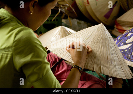 Asia, Vietnam, Da Nang. Antica capitale imperiale di Hue. Vietnamita tipica forma conica cappelli di bambù. Foto Stock