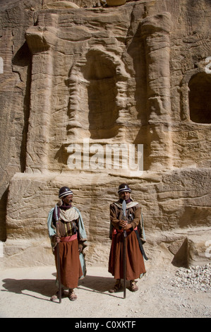 Giordania, Nabataean antica città di Petra. Le protezioni vestiti in costumi antichi. Foto Stock