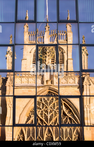 Chiesa della Santa Trinità si riflette in un edificio vicino. Scafo, East Yorkshire. Foto Stock