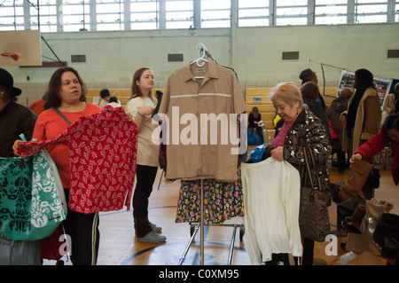 Thrifty shoppers in un libero fermata 'N' evento Swap in Fort Greene quartiere di Brooklyn Foto Stock