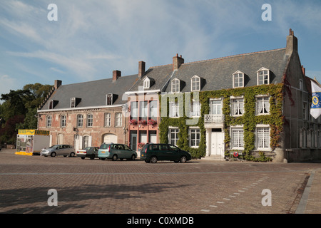 Vista generale di una parte della piazza centrale nella graziosa cittadina francese di Esquelbecq, Francia. Foto Stock