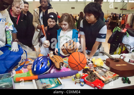 Thrifty shoppers in un libero fermata 'N' evento Swap in Fort Greene quartiere di Brooklyn Foto Stock