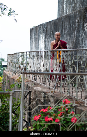 La preghiera del mattino del monaco attorno a piedi che Chomsi sul Phou Si, collina sacra, summit, Luang Prabang, Laos Foto Stock