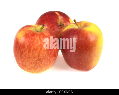 Un gruppo di tre tutto mature succose mele rosse contro un bianco Backgorund Foto Stock