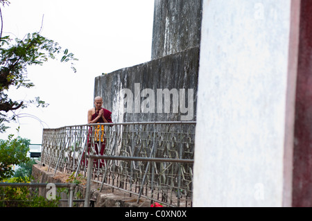 La preghiera del mattino del monaco attorno a piedi che Chomsi sul Phou Si, collina sacra, summit, Luang Prabang, Laos Foto Stock