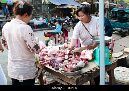 La vendita di carne cruda alla strada del mercato di divieto Jek o il quartiere di Chinatown, Luang Prabang, Laos Foto Stock