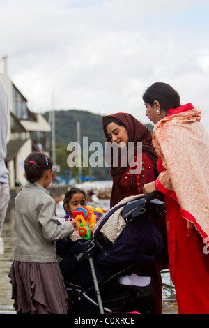 Famiglia asiatica del giorno con le donne che indossano tradizionale shalwar kameez Foto Stock