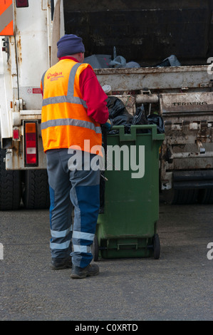 Dustman caricamento di un Dustcart Foto Stock