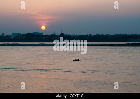 Tramonto sul fiume Mekong e stagliano barca, Savannakhet, Laos Foto Stock