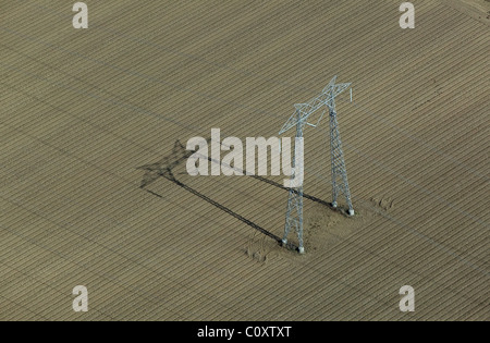 Vista aerea della torre sopra linee elettriche di trasmissione attraversando campo di fattoria di Solano County in California Foto Stock