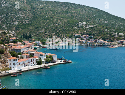 Guardando verso il basso sul villaggio di pescatori di Agia Kiriaki sull'estremità meridionale della penisola di Pelion, Grecia Foto Stock