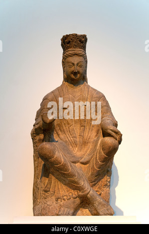 Bodhisattva, probabilmente Avalokiteshvara (Guanyin) con incrociate le caviglie, ca. 470-80; Northern Wei dynasty (386-534), Foto Stock