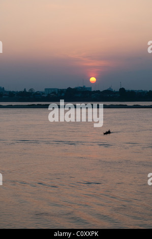 Tramonto sul fiume Mekong e stagliano barca, Savannakhet, Laos Foto Stock