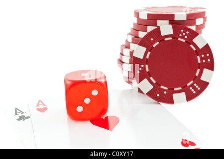 Poker chips, schede e dadi rossi cube isolati su sfondo bianco. un'altra foto simili disponibili Foto Stock