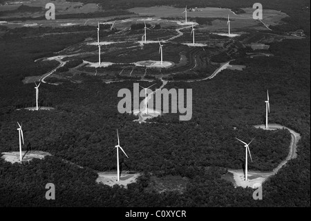 Vista aerea sopra le turbine eoliche bosco di latifoglie monti Appalachi Pennsylvania Foto Stock