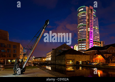 Bridgewater Place in Leeds City Centre di notte. Foto Stock