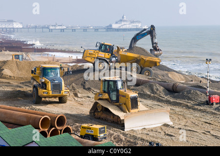 Costruzione pesante Attrezzatura innestata in spiaggia dei lavori di restauro Foto Stock