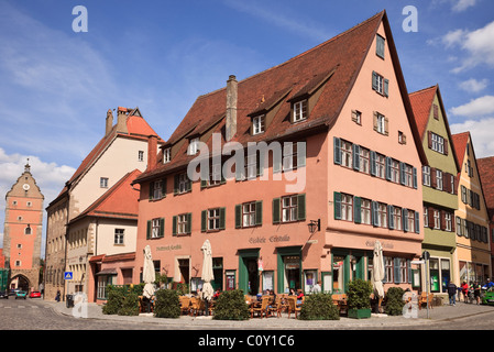 Dinkelsbühl, Baviera, Germania. Scena di strada e di vecchi edifici da Wörnitz gate nella città vecchia medievale sulla Strada Romantica. Foto Stock