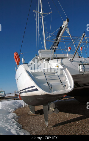 Yacht nel piccolo porto congelati in Orjaku, Kassari, Hiiumaa, Estonia in inverno Foto Stock