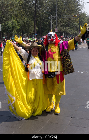 Luchador messicano (wrestler) con una donna messicana durante una parata a Città del Messico Foto Stock