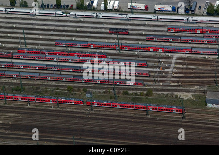 Vista aerea al di sopra della Deutsche Bundesbahn automobili della ferrovia in corrispondenza della stazione centrale di Monaco di Baviera München Hauptbahnhof Germania Foto Stock