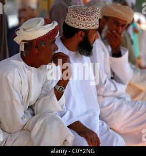 Tre uomini Omani al mercato del bestiame in Nizwa, Oman. Foto Stock