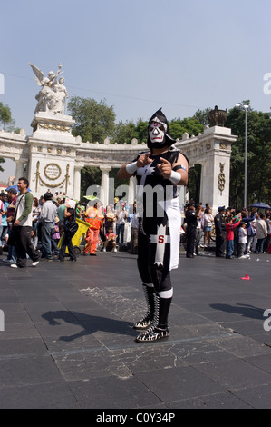 Luchador messicano (wrestler) durante la sfilata di un corteo in città del Messico Foto Stock