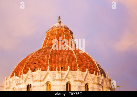 Le luci del tramonto e colori in Piazza dei Miracoli a Pisa, Italia Foto Stock