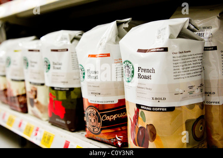 Starbucks Coffee sacchi del caffè per la vendita a scaffale nel negozio di alimentari Foto Stock