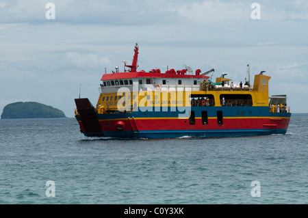 Traghetto tra le isole che arriva a Padang Bai Bali dopo aver attraversato lo stretto di Lombok per quattro ore Foto Stock